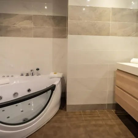 Palm 4* 아작시오